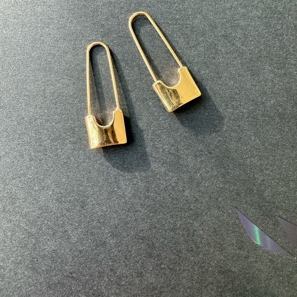 Lock Shape Hoop Earrings - Picture 4 of 4